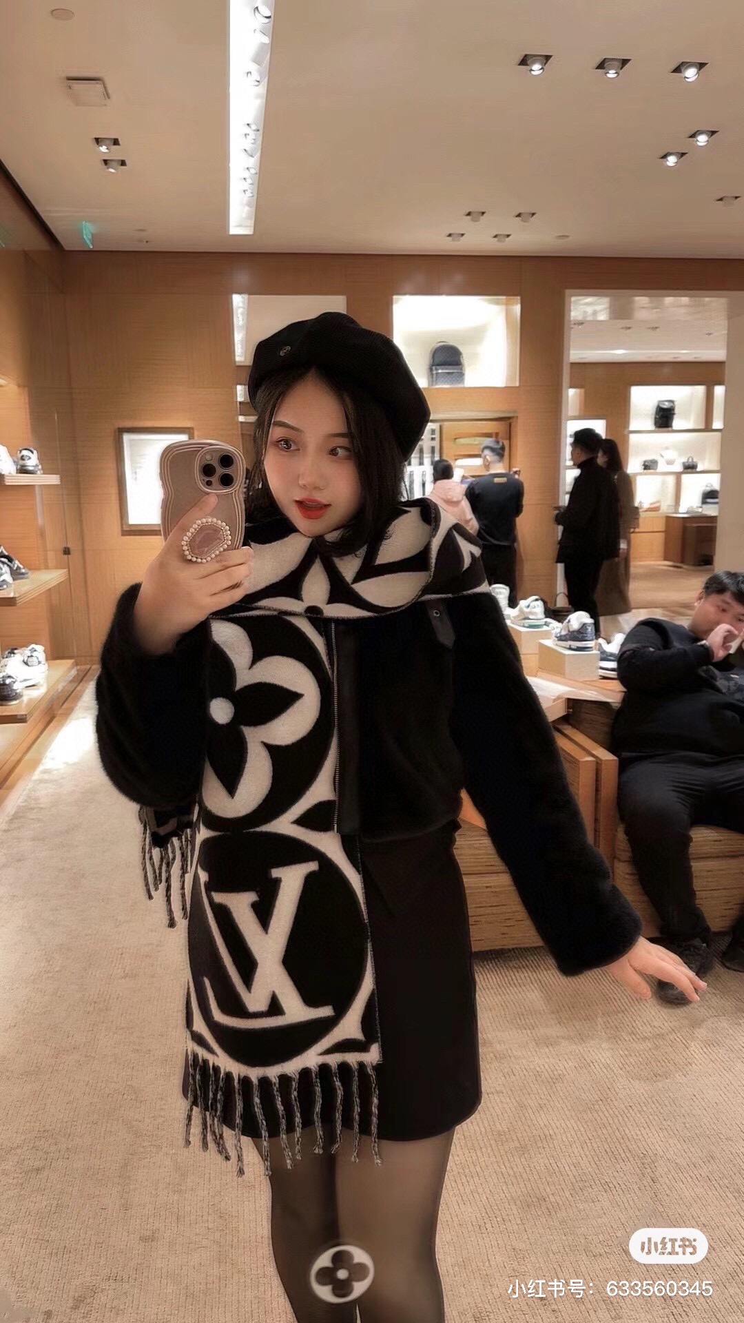 NO:169287,The three colors on the official website are so beautiful. There are new models of marijuana flowers. The new scarf large letters and flowers highlights the product and add a gorgeous texture with slender tassel trim. Pure wool wraps comfortably and warmly, without fear of the cold wind in the middle of winter. The design feels younger. Size 209x30cm (excluding tassels) Material 100% wool jacquard pattern tassel trim, high-version scarf19860909官网三色太好看了 大麻花也有新款了 新款围巾大号字母花卉彰显品再以纤长流苏饰边增添华美质感. 纯羊毛围裹舒适暖意,无惧隆冬时节的寒风侵袭.设计感觉偏年轻化了尺寸209x30cm（不含流苏）材料100 ％羊毛提花图案流苏饰边,高版本围巾,scarf