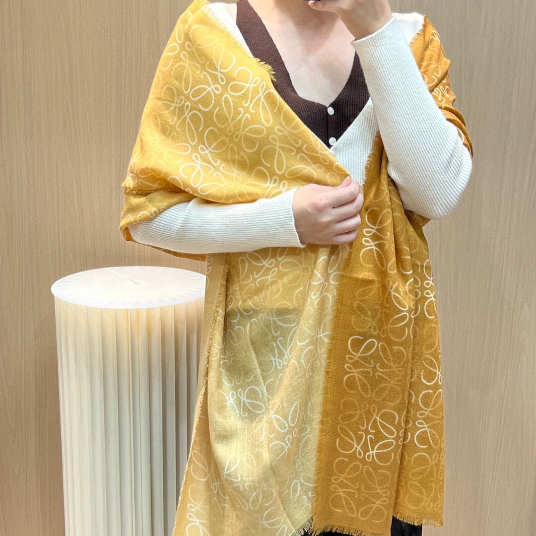 NO:169290,Gradient double-sided v Loewe herringbone silk plus cashmere gradient autumn thin scarf Perfect raw material ratio, drooping skin-friendly feeling, delicate and soft texture, super suitable for autumn Gradient styling design, fairy air, three-color gradient color matching, beautiful no matter how to match, specifications 90*200, high-end scarf, loewe, real silk19860909渐变双面v罗意威人字纹真丝加羊绒渐变秋季薄款围巾 完美的原料配比 垂感亲肤感一流 质地细腻柔软 ,秋季超级适合 渐变的造型设计,仙气飘飘 ,三色渐变配色 怎么搭配都美 规格90*200,高版本围巾,loewe,real silk,scarf