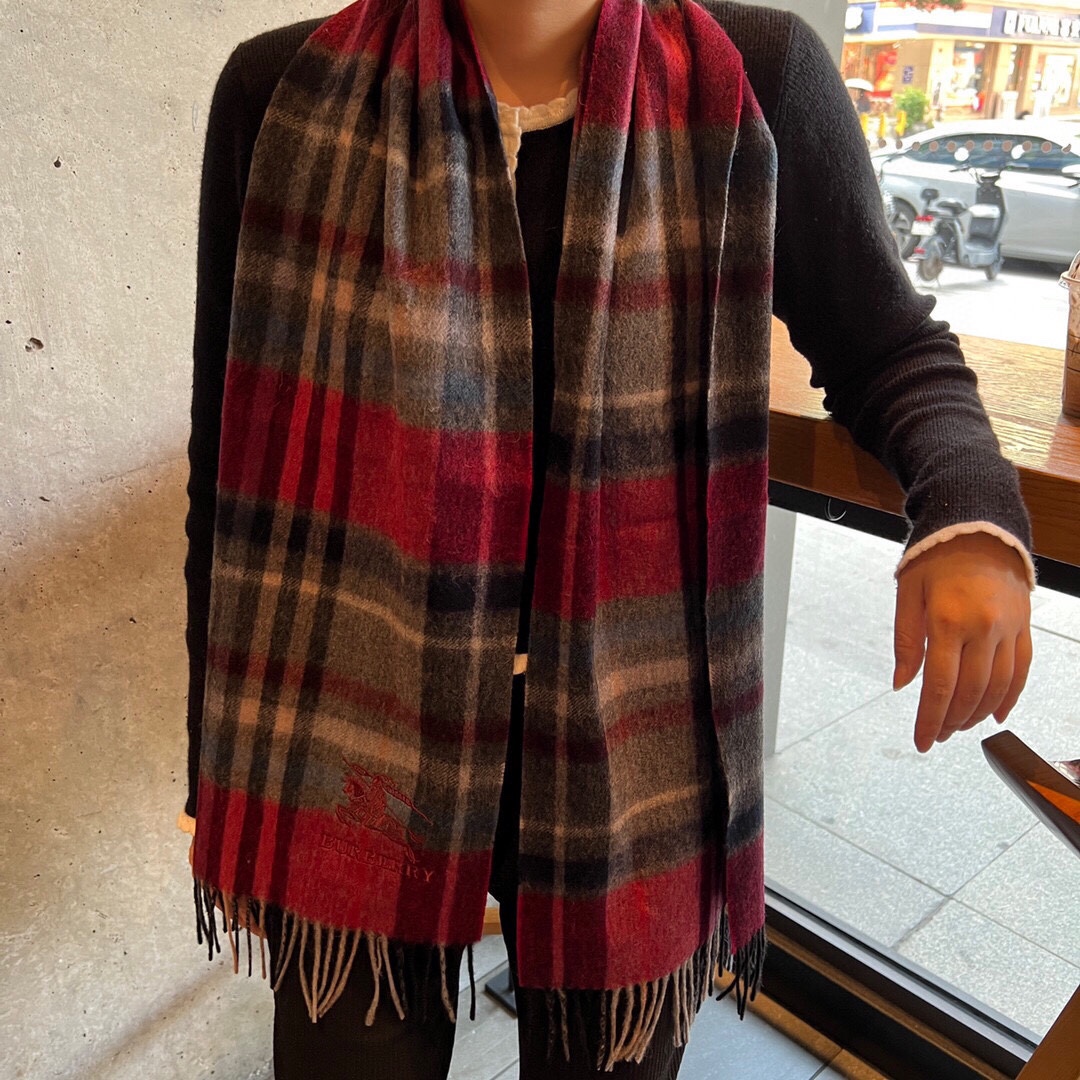 NO:169294,Burberry High-quality imported cashmere letter logo embroidered scarf, which was launched on the shelves. The latest men and women's couples in overseas counters. Cashmere scarfs. Domestic counters are not available on the shelves. From style to fabrics, it is very good. Classic logo patterns. A rare cashmere scarf for men and women's scarfs. Specifications 38*180cm. Ingredients imported cashmere, high-version scarf, burberry19860909巴宝莉 高品质进口羊绒字母logo刺绣围巾 惊爆上架 海外专柜最新男士女士情侣 羊绒围巾 国内专柜都没上架 从款式到面料都很赞 经典的logo图案 难得少见的羊绒男女士围巾喜欢 规格38*180cm 成份进口山羊绒,高版本围巾,burberry,scarf