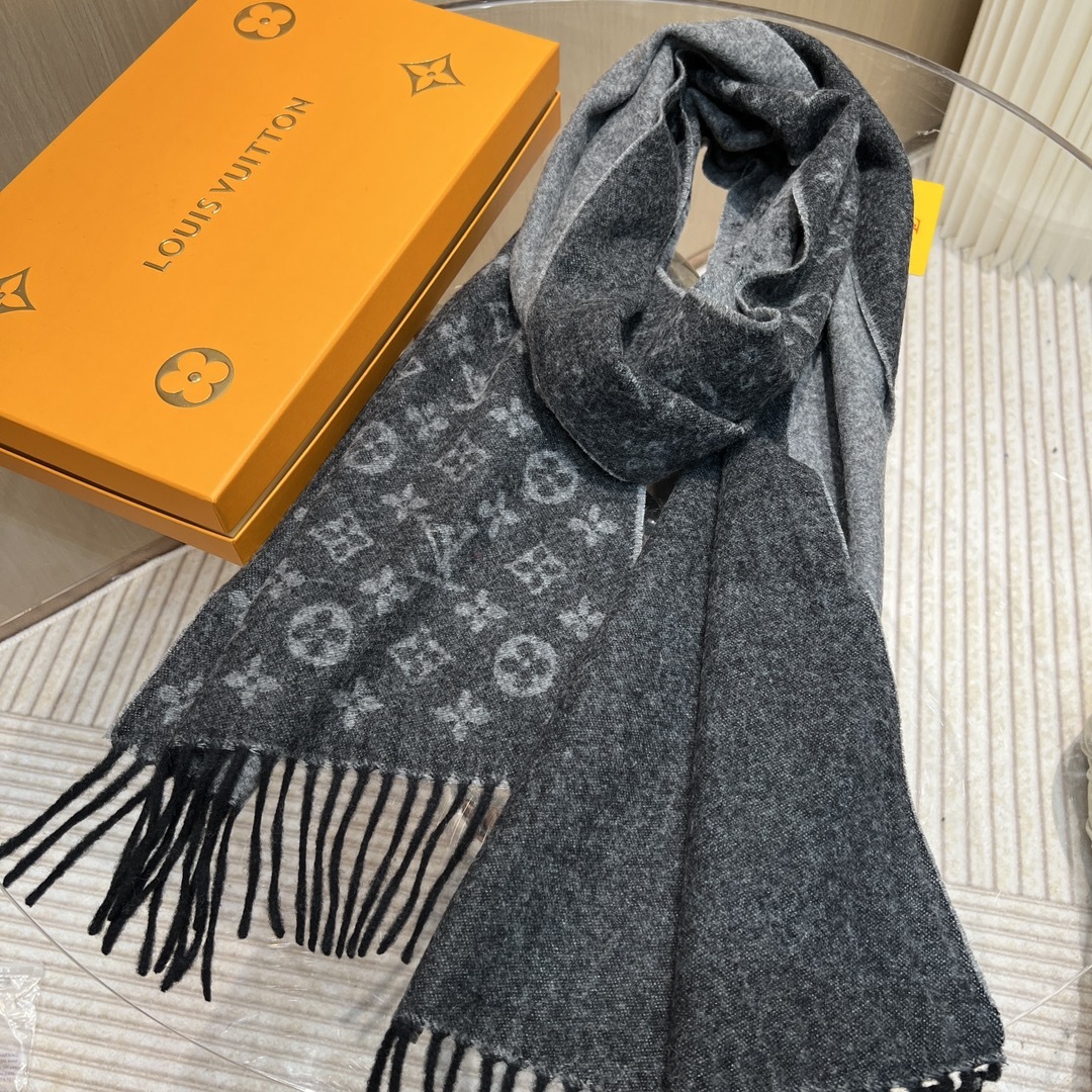 Burberry巴宝莉格子围巾️男士福利好看的要疯掉了太有型太有魅力了️️非常斯文时尚的秋冬单品!真的很