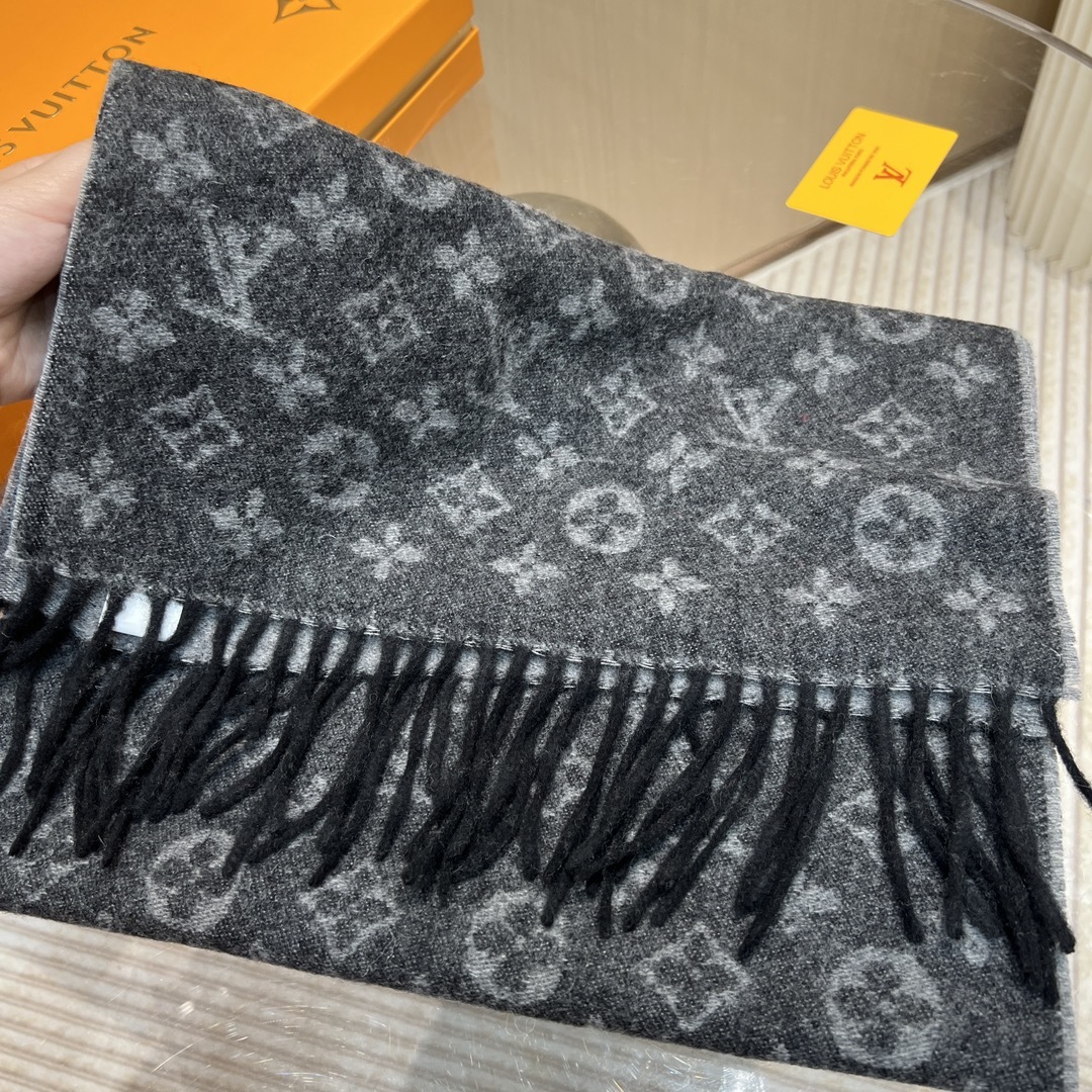 Burberry巴宝莉格子围巾️男士福利好看的要疯掉了太有型太有魅力了️️非常斯文时尚的秋冬单品!真的很