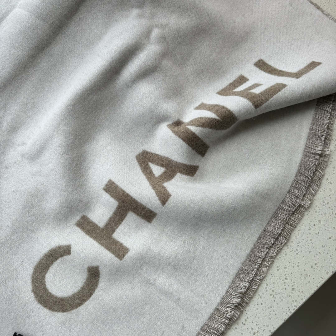 Chanel美翻了[流泪]大LOGO拼色长围巾]御用殿堂级极品小香!!新款专柜在售上身才会知道她的美洋气