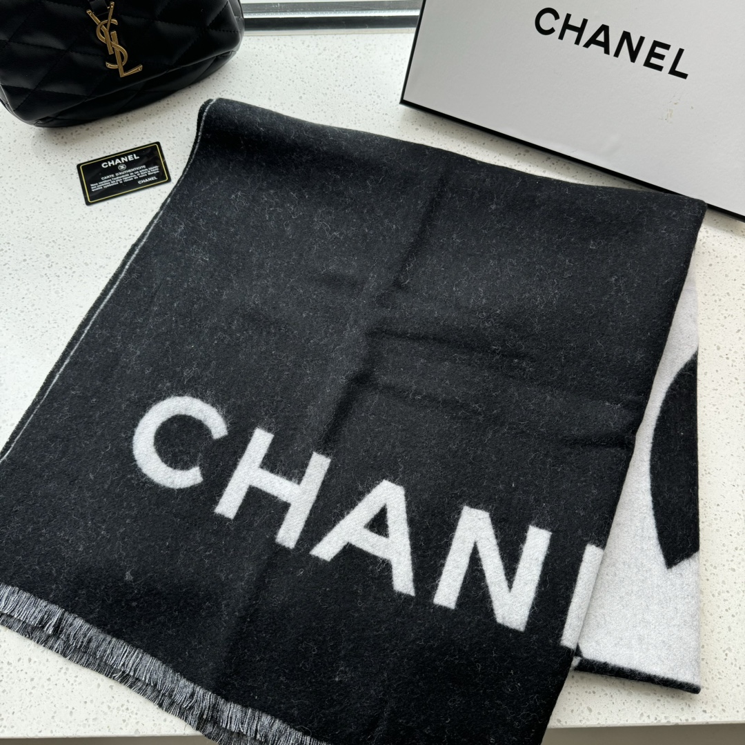 Chanel美翻了[流泪]大LOGO拼色长围巾]御用殿堂级极品小香!!新款专柜在售上身才会知道她的美洋气