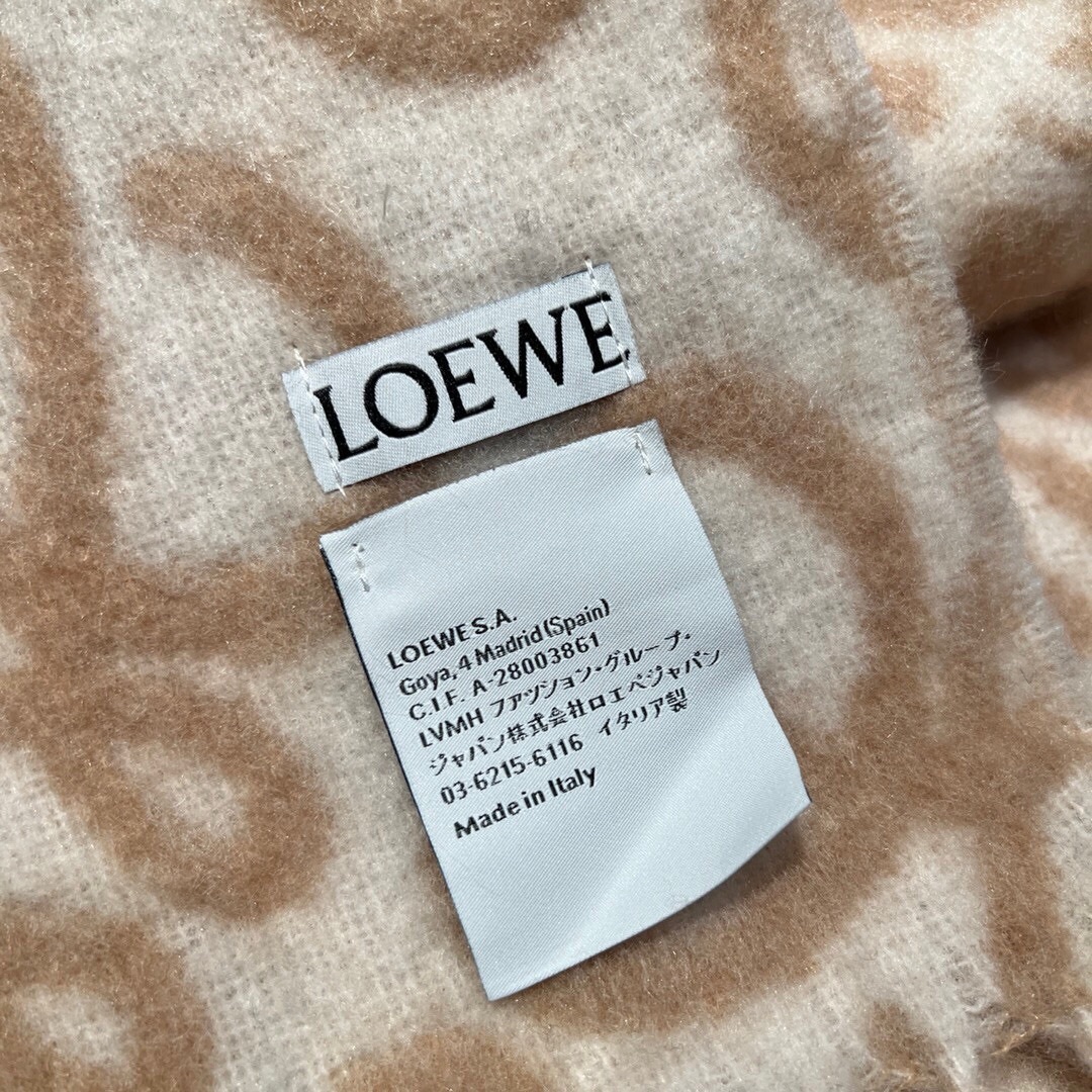 ️原版打版历时一个月终于出大货啦️1:1复刻️爆款到货！Loewe罗意威新品羊毛马海毛围巾️初秋奶茶女孩