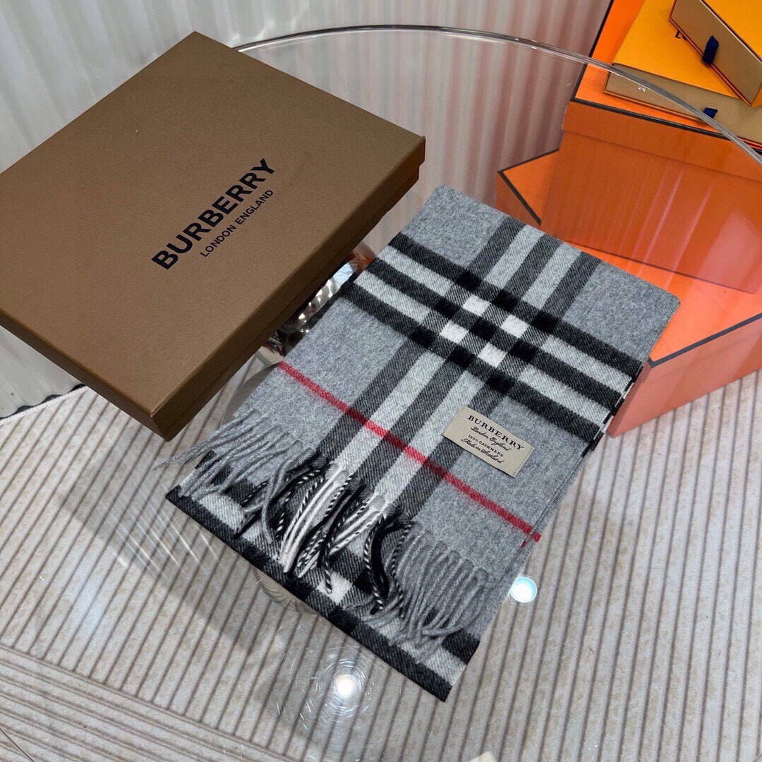 Burberry亲子系列代购品质儿童围巾出货专柜在售5000+人手必备的单品每色都是万年经典！搭配任何大