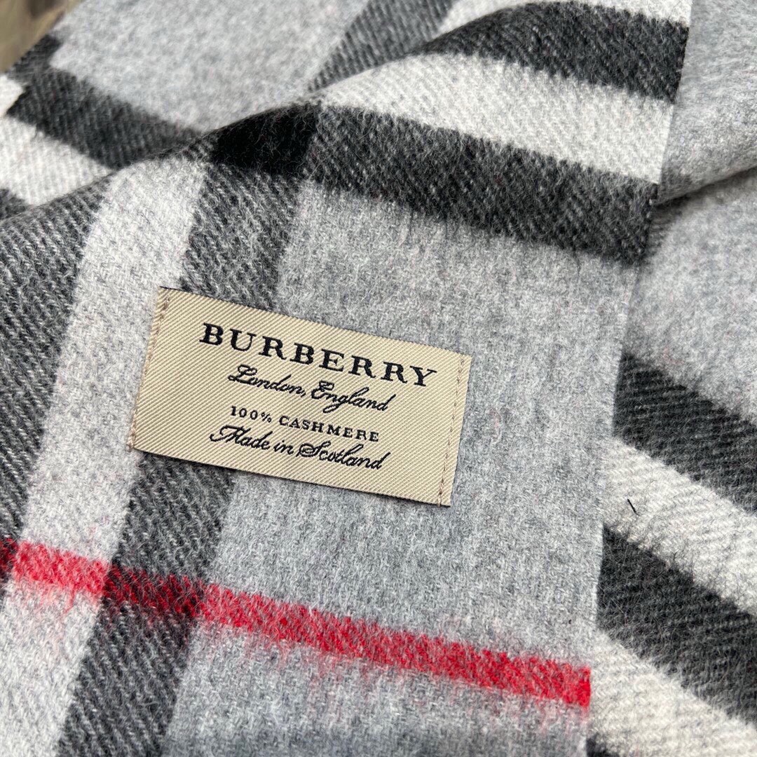 Burberry亲子系列代购品质儿童围巾出货专柜在售5000+人手必备的单品每色都是万年经典！搭配任何大