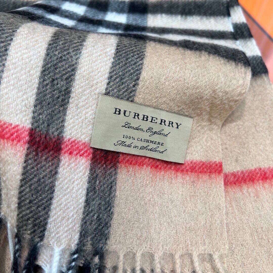 Burberry亲子系列代购品质儿童围巾出货专柜在售5000+人手必备的单品每色都是万年经典！搭配任何大