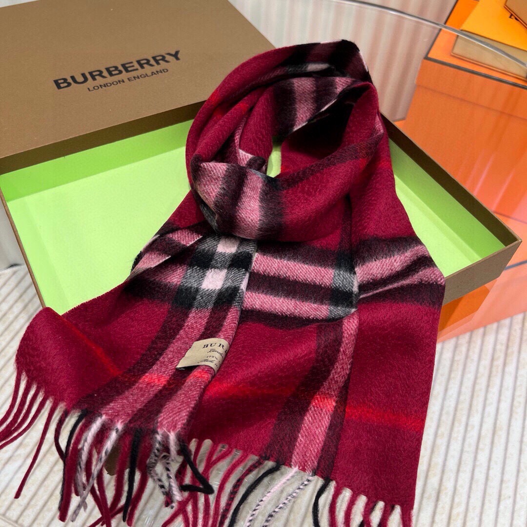 Burberry亲子系列代购品质儿童围巾出货专柜在售5000+人手必备的单品每色都是万年经典！搭配任何大