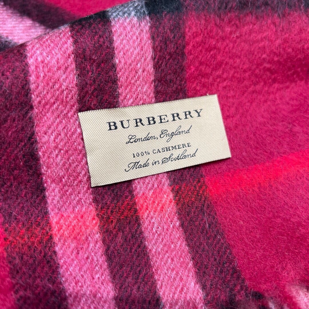 Burberry亲子系列代购品质儿童围巾出货专柜在售5000+人手必备的单品每色都是万年经典！搭配任何大