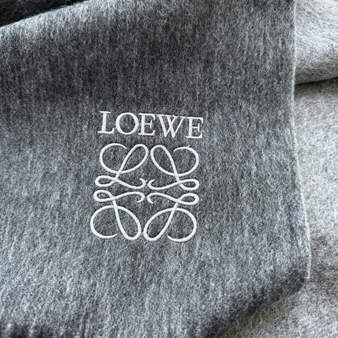 Loewe罗意威️难得一见的温柔配色低调又不失优雅️重点推荐️双面配色一条围巾两种风格搭配高级舒适时髦气