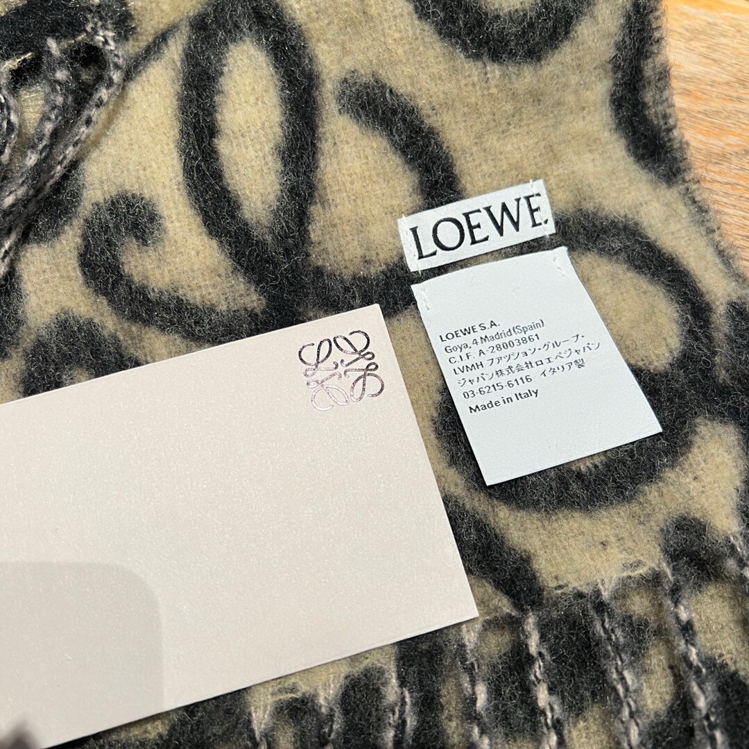 ️原版打版历时一个月终于出大货啦️1:1复刻️2023年爆款到货！Loewe罗意威新品羊毛马海毛围巾️初