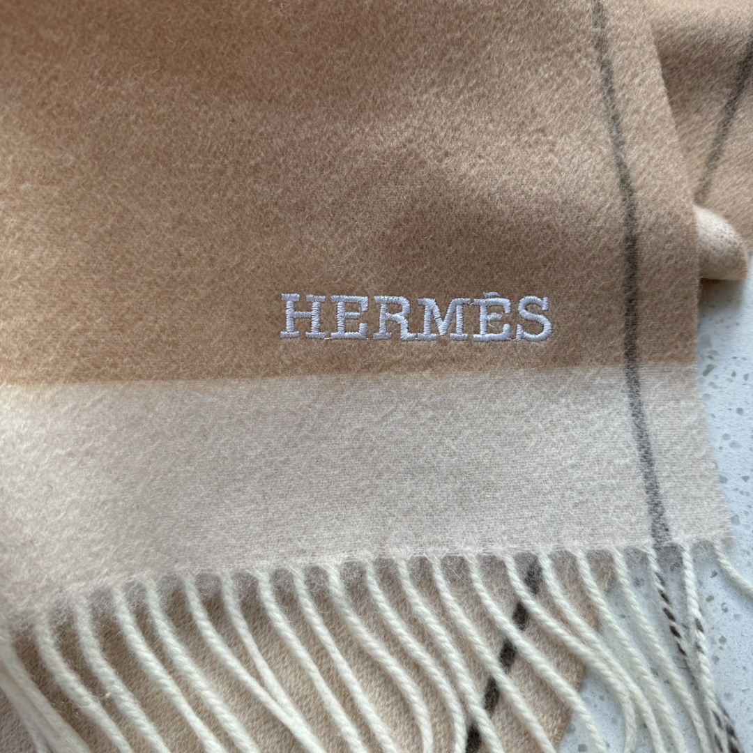 P155 👑👑  HERMES【爱马仕】2024 ❗️巴黎时装展商务男士女士通用双面羊绒披肩🔥代工厂臻选上乘的超细羊绒纤维 进行纯手工精梳处理 耗时耗力 再以清泉水浸泡涤荡 使羊绒纤维呈现出独特的蓬松质感 手感才如此细腻 最后以考究压印与熨烫工艺 才有奢华柔和的表面光泽 工艺特别复杂哦采用蒙古高原细羊绒！！手感满满地都是细腻的绒毛！这个价格绝对百分之百的实惠！精湛绝伦的绣字工艺！送礼自留都不错！绝对好货！尺寸：210（含须）*36