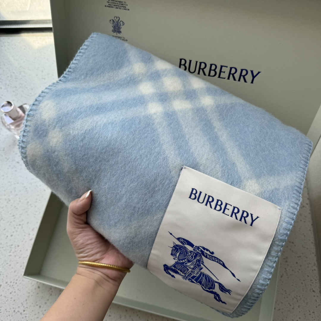 [Burberry Hats]The winter tail black horse scarf that sells well is the same a