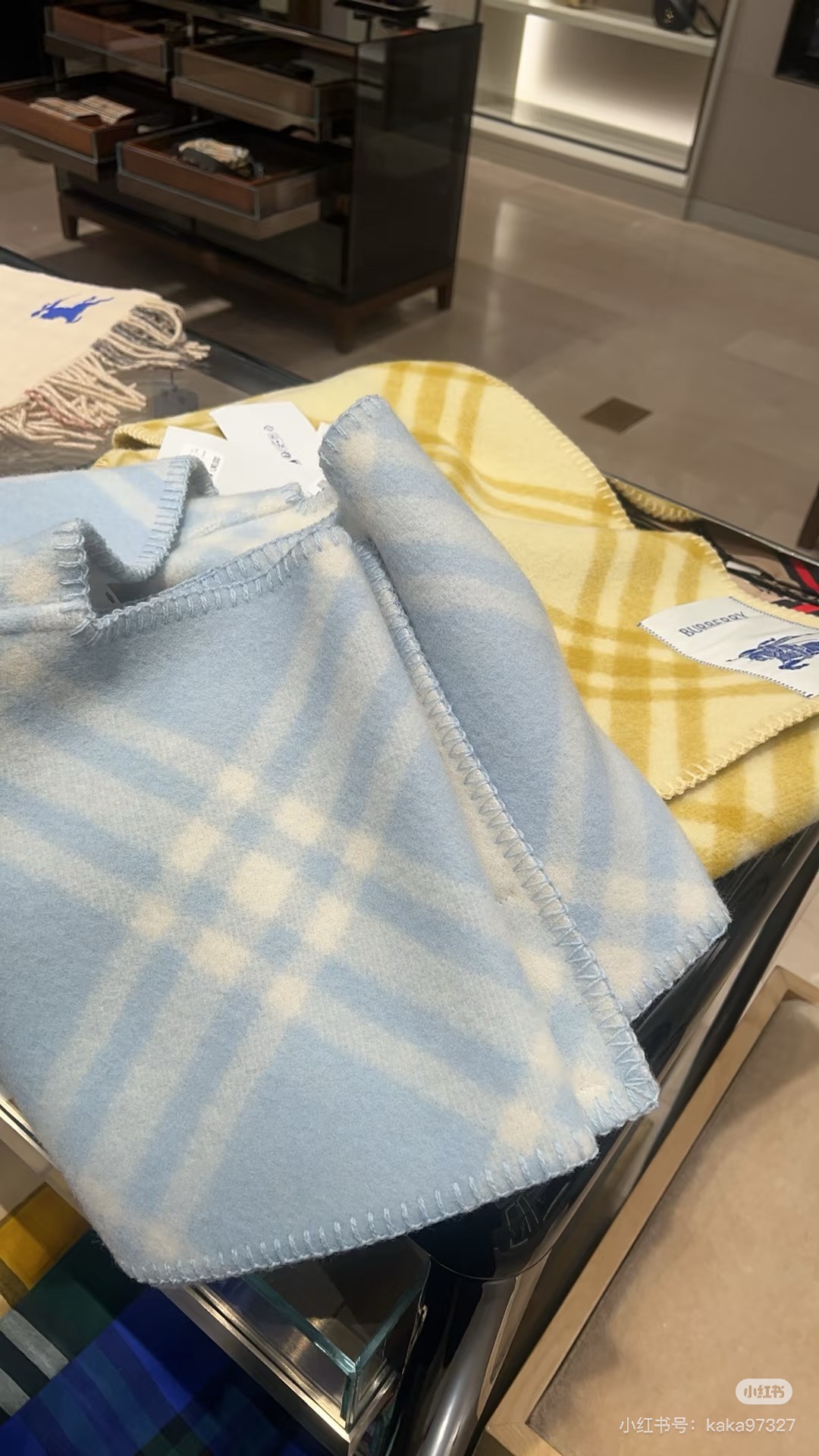 高货版蓝色帽子围巾首批发售好卖冬天的尾巴黑马围巾全智贤同款巴宝莉格纹帽子羔毛围巾上架秒空！100%羊羔毛