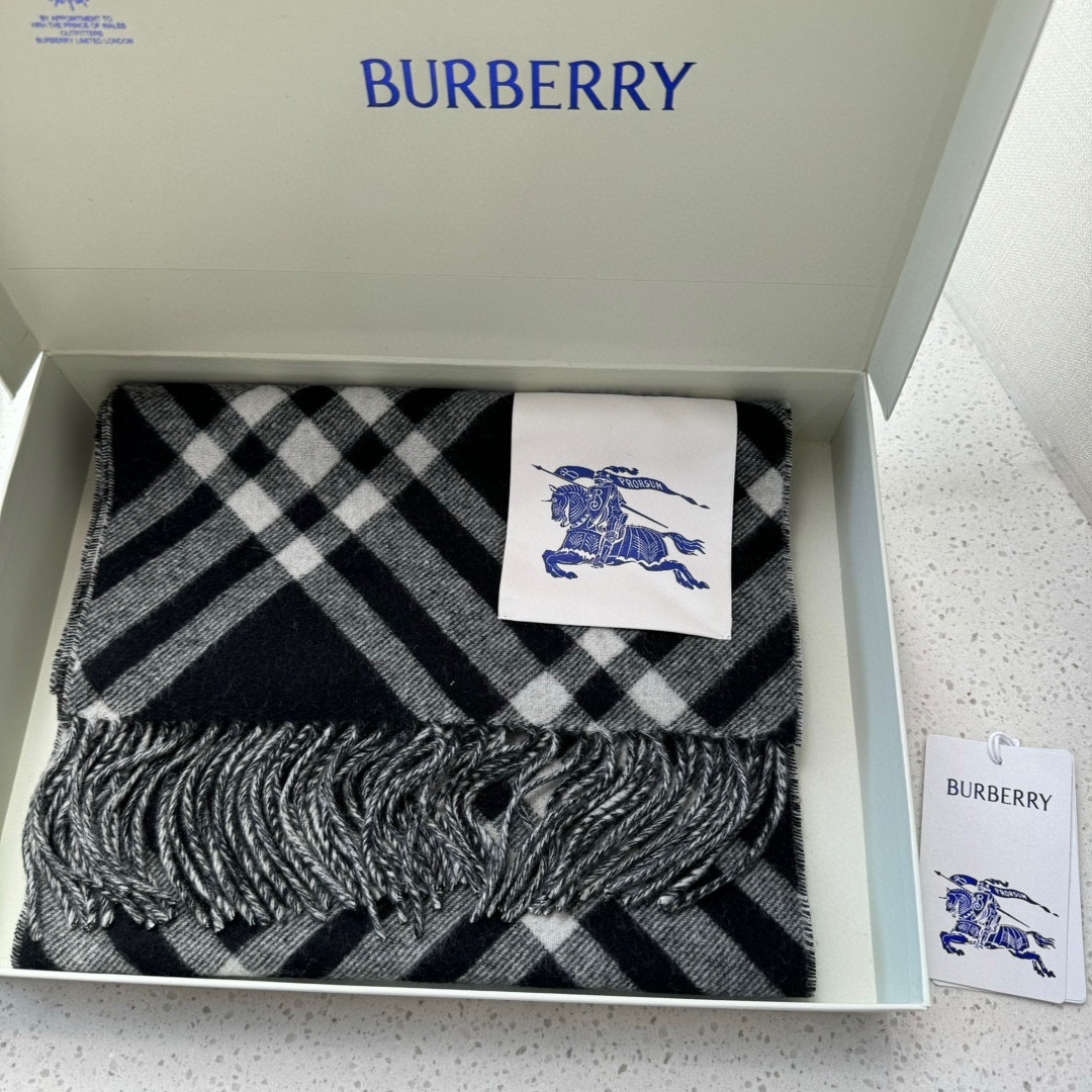 双面围巾Burberry巴宝莉格子围巾️好看的要疯掉了太有型太有魅力了️️非常斯文时尚的秋冬单品!真的很