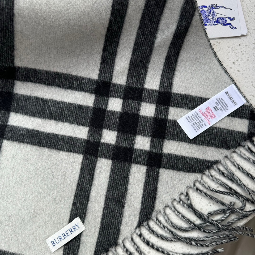 双面围巾Burberry巴宝莉格子围巾️好看的要疯掉了太有型太有魅力了️️非常斯文时尚的秋冬单品!真的很