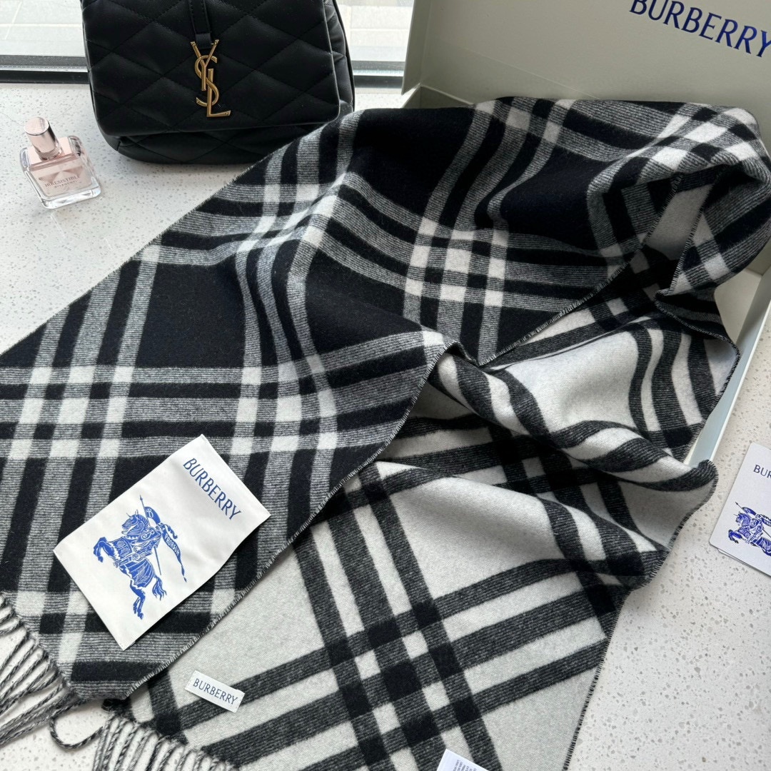 双面围巾Burberry巴宝莉格子围巾️好看的要疯掉了太有型太有魅力了️️非常斯文时尚的秋冬单品!真的很