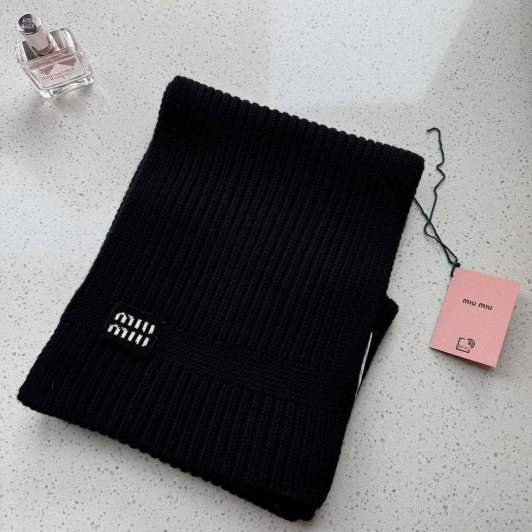 “Miu Miu High-Quality Wool Scarfs for Men and Women: Warmth, Sensibility, and Style” - 图片 3