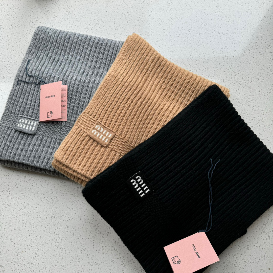 “Miu Miu High-Quality Wool Scarfs for Men and Women: Warmth, Sensibility, and Style” - 图片 7