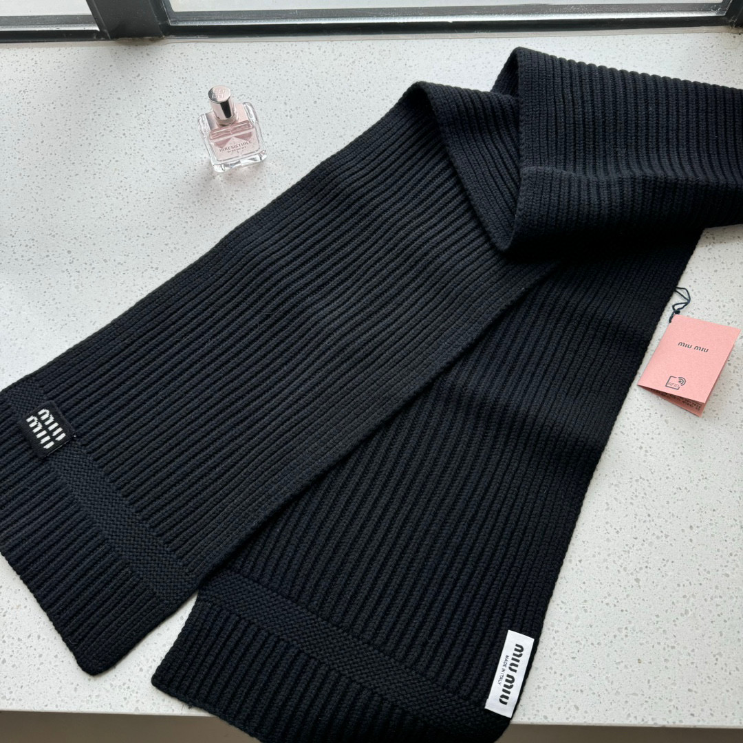 “Miu Miu High-Quality Wool Scarfs for Men and Women: Warmth, Sensibility, and Style” - 图片 5