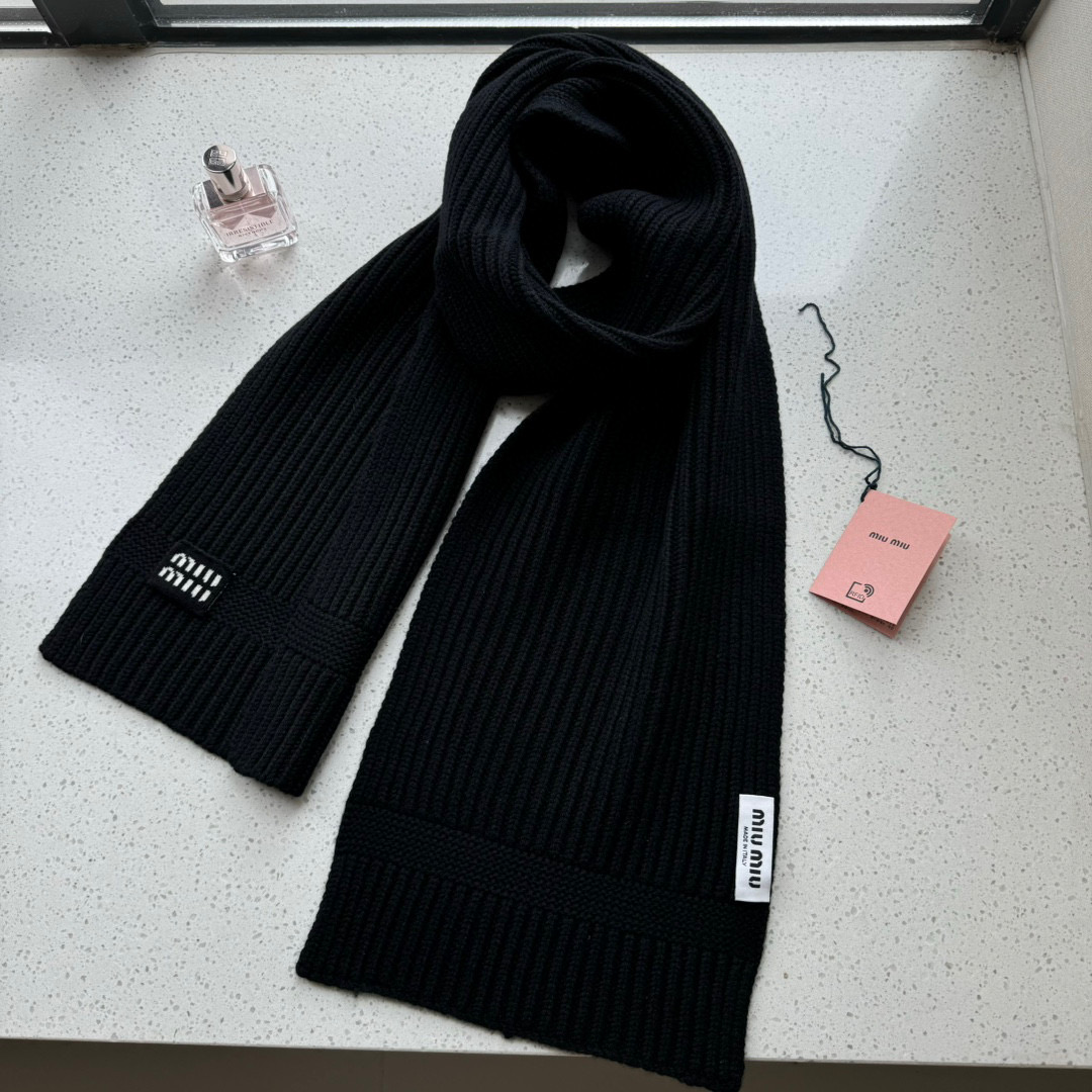 “Miu Miu High-Quality Wool Scarfs for Men and Women: Warmth, Sensibility, and Style” - 图片 6