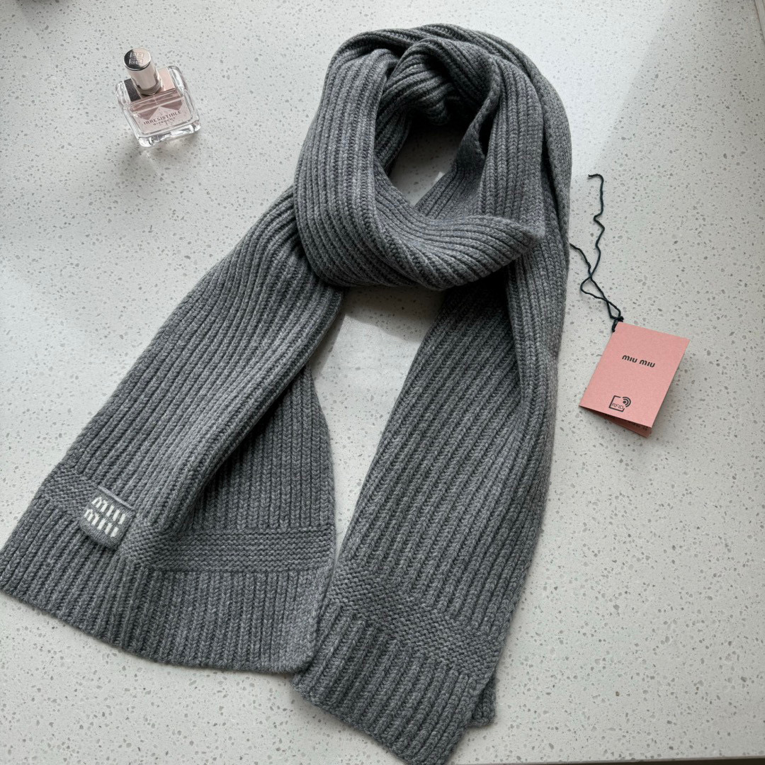 Miu Miu Unisex Wool Scarfs: Warm, High-Quality, Three-Colored Network, Ideal for Winter - 图片 9