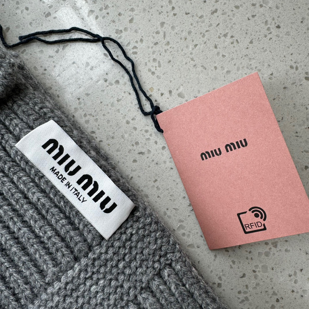 Miu Miu Unisex Wool Scarfs: Warm, High-Quality, Three-Colored Network, Ideal for Winter - 图片 7