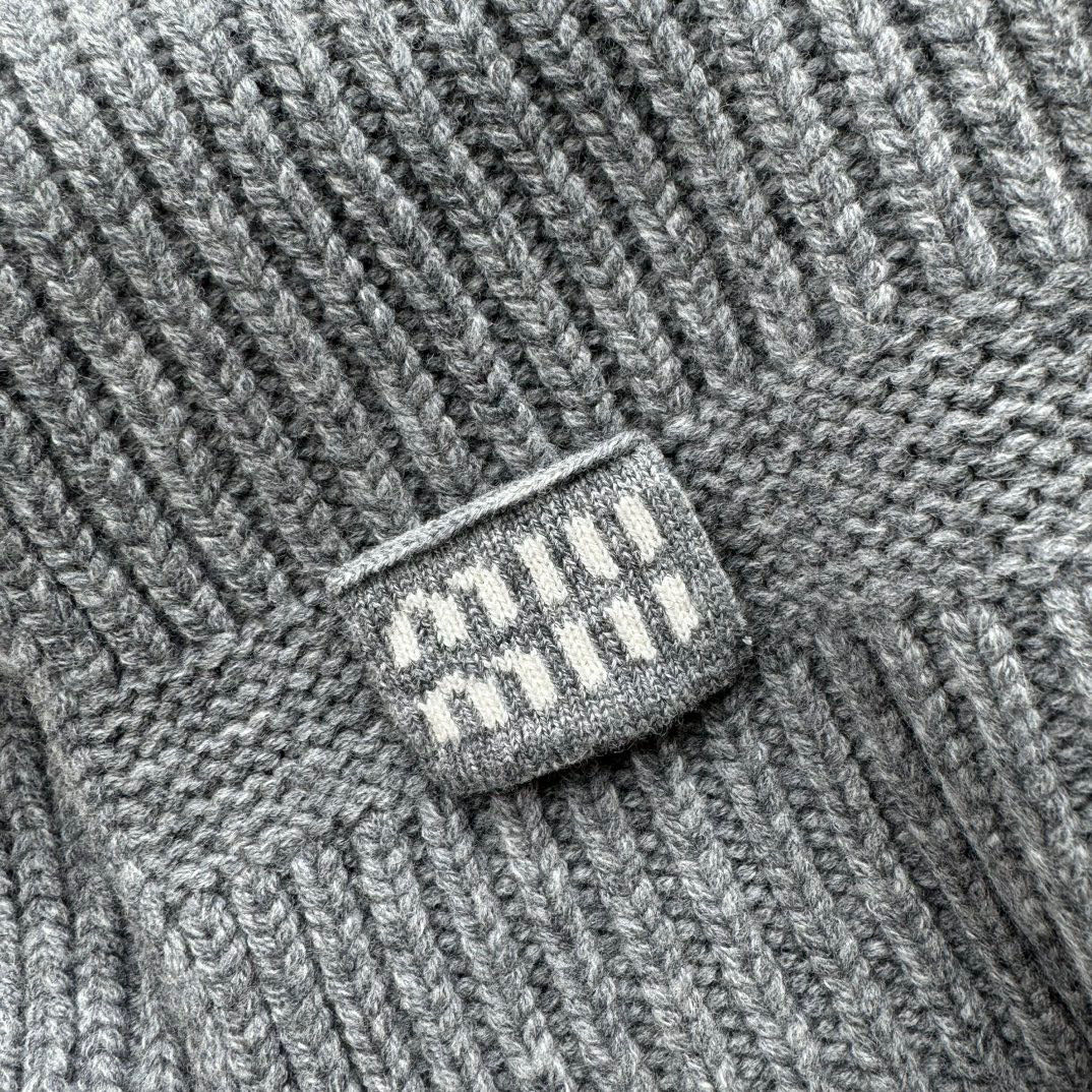 Miu Miu Unisex Wool Scarfs: Warm, High-Quality, Three-Colored Network, Ideal for Winter - 图片 6