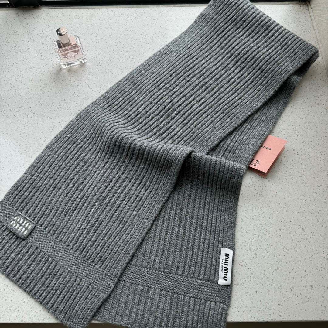 Miu Miu Unisex Wool Scarfs: Warm, High-Quality, Three-Colored Network, Ideal for Winter - 图片 8