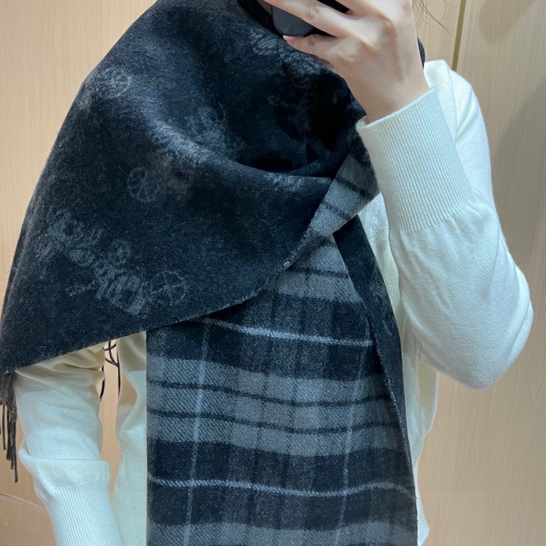 “Classic COACH Wool Scarf: Soft, Comfy, 190x30cm, Reversible Design, Must-Wash Gentle”