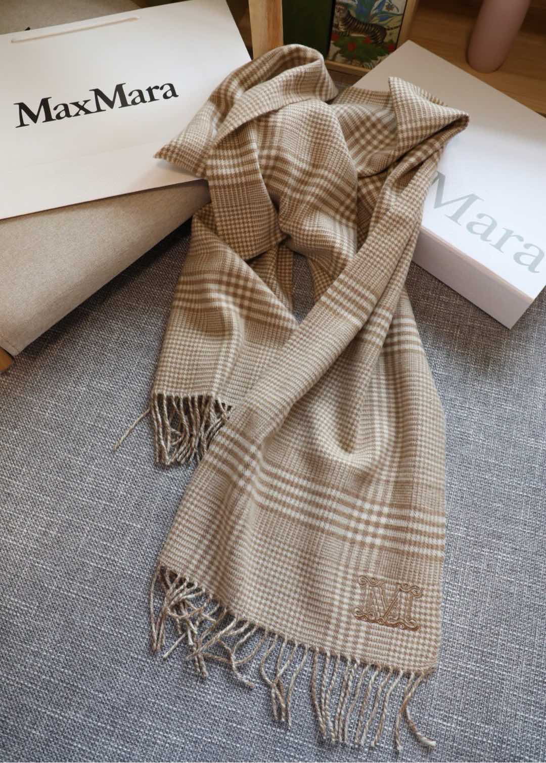 Maxmar’s Classic Wool Scarf: Luxury Cashmere Coats with M-Form Embroidery - 图片 3