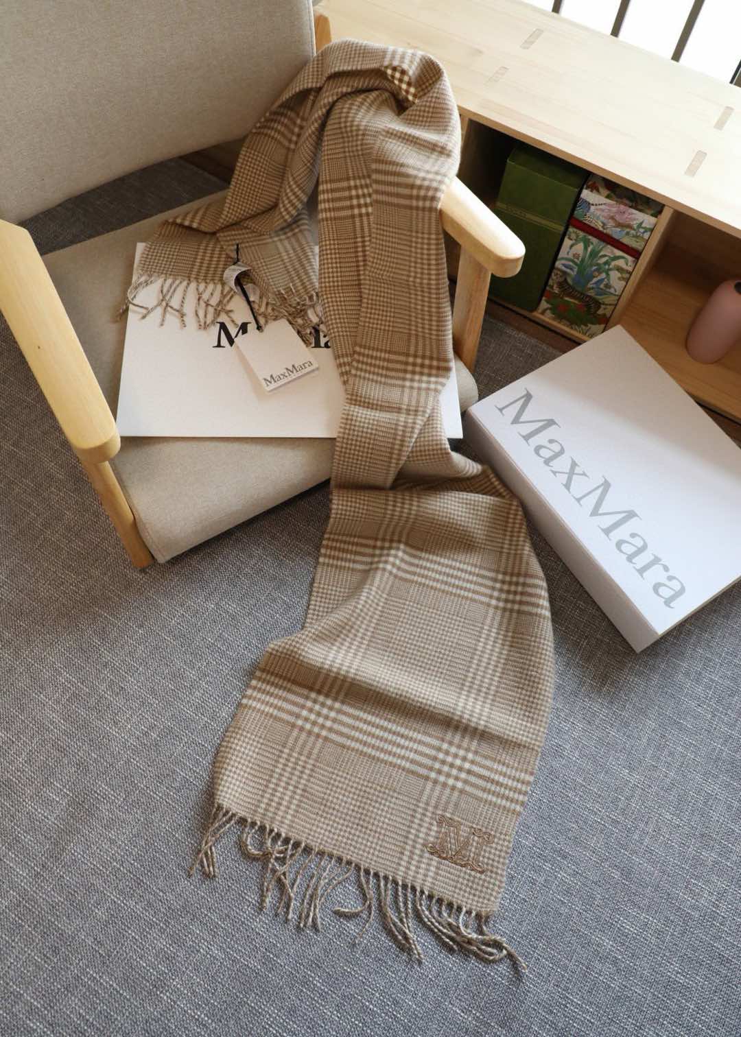 Maxmar’s Classic Wool Scarf: Luxury Cashmere Coats with M-Form Embroidery - 图片 7