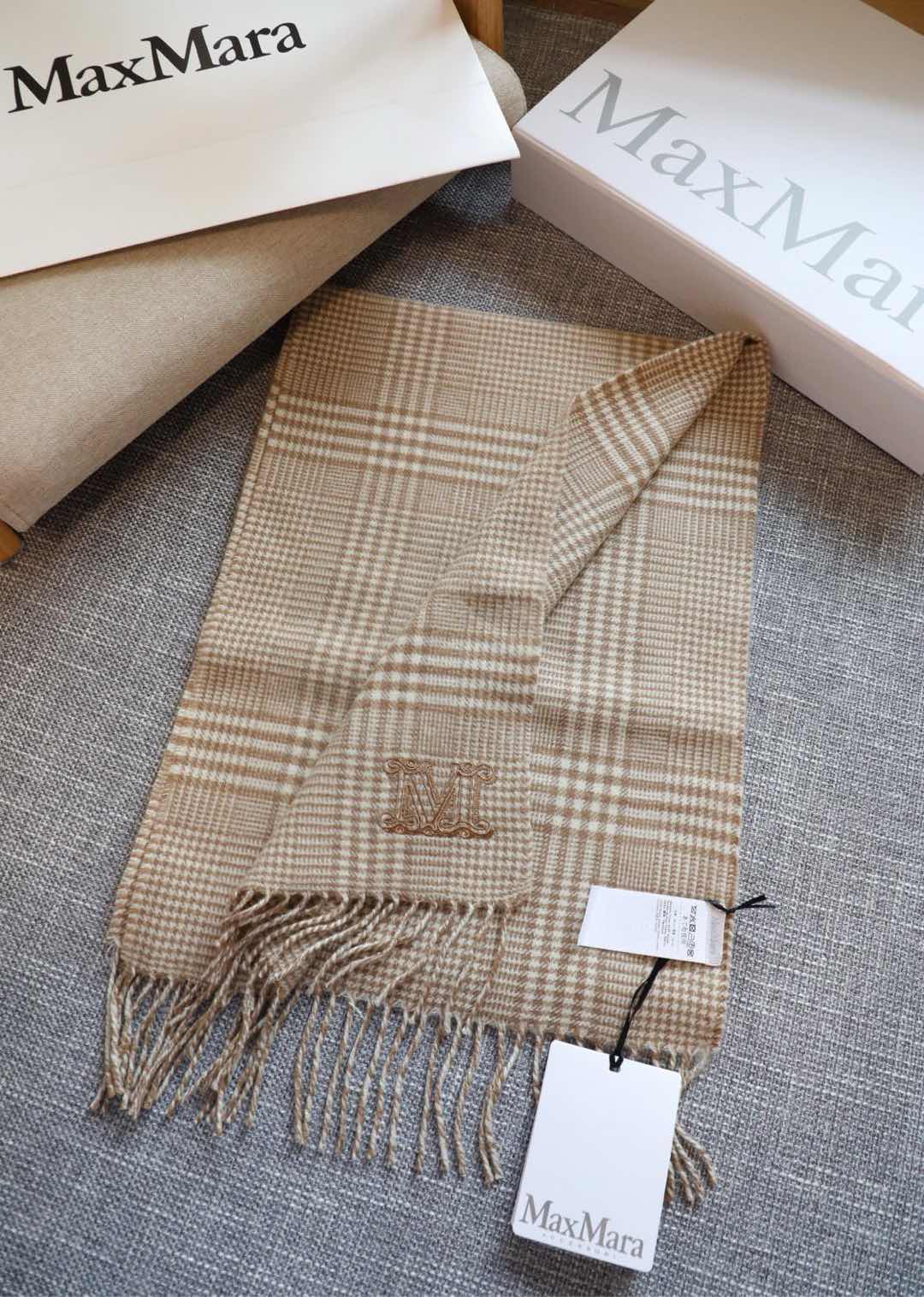 Maxmar’s Classic Wool Scarf: Luxury Cashmere Coats with M-Form Embroidery - 图片 2