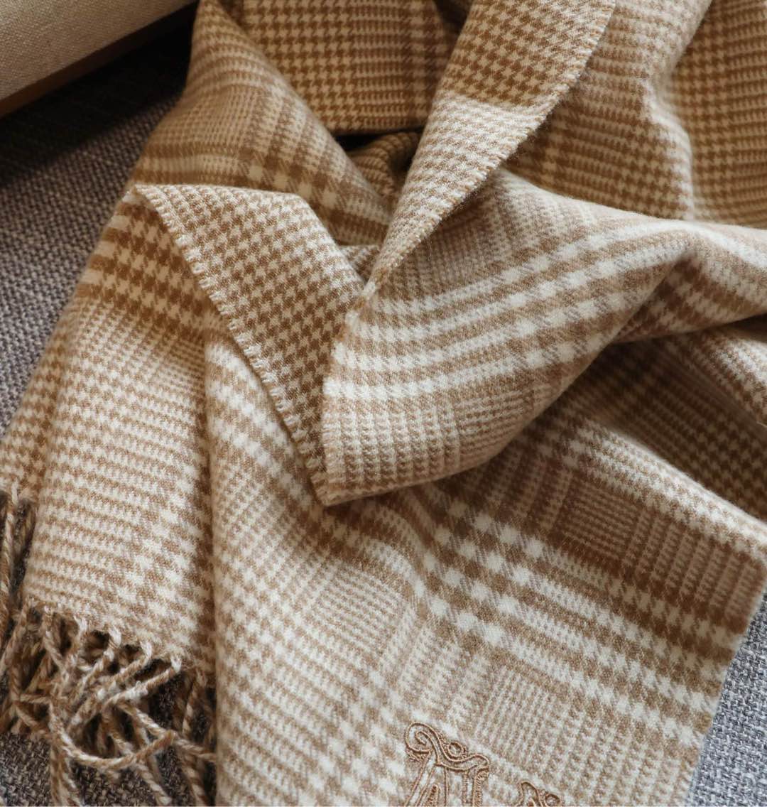 Maxmar’s Classic Wool Scarf: Luxury Cashmere Coats with M-Form Embroidery - 图片 6