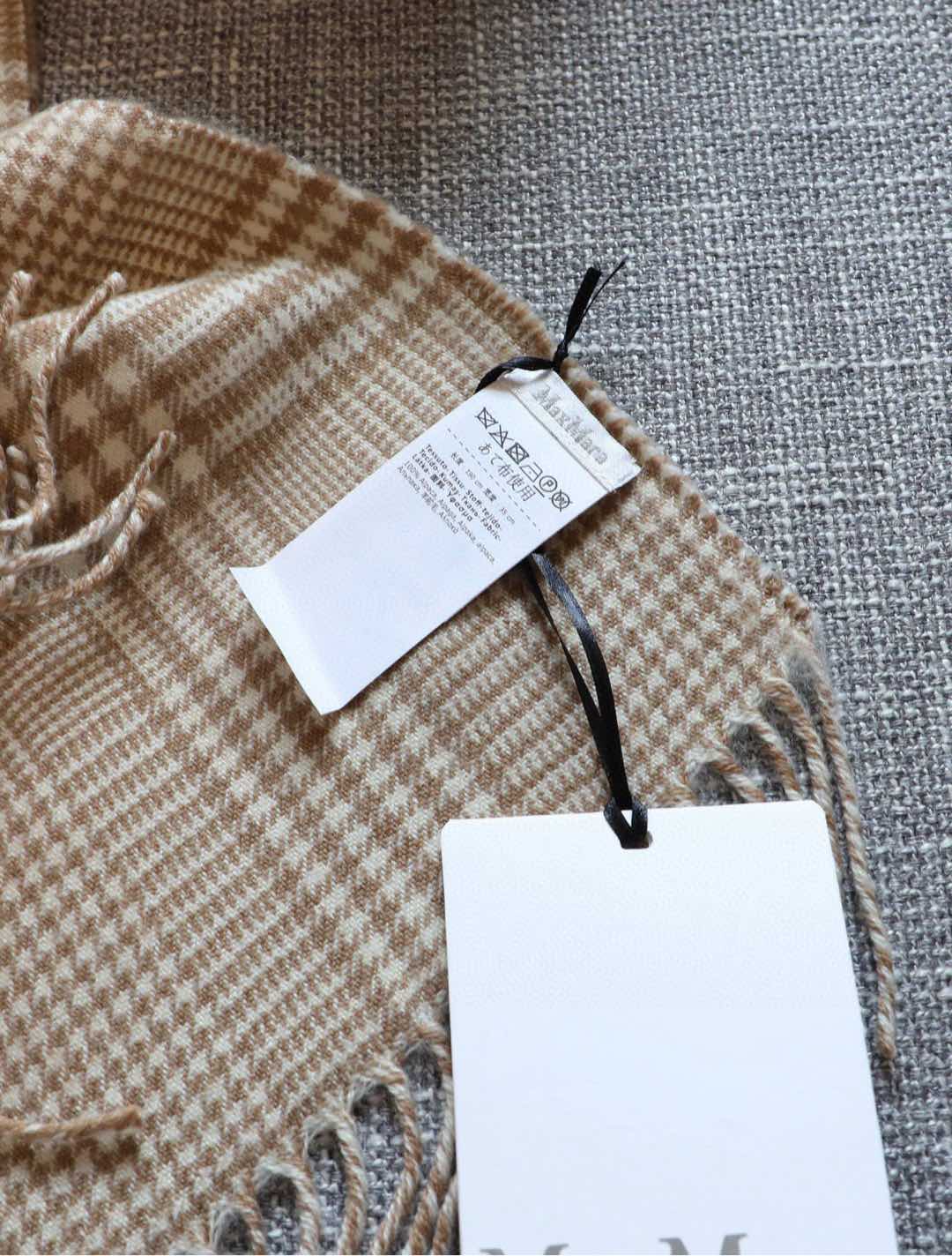Maxmar’s Classic Wool Scarf: Luxury Cashmere Coats with M-Form Embroidery - 图片 4