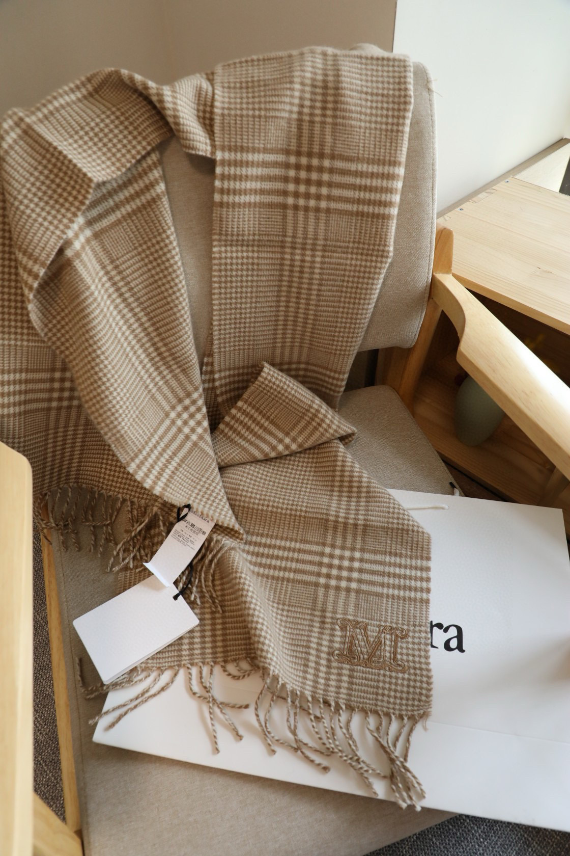 Maxmar’s Classic Wool Scarf: Luxury Cashmere Coats with M-Form Embroidery - 图片 8
