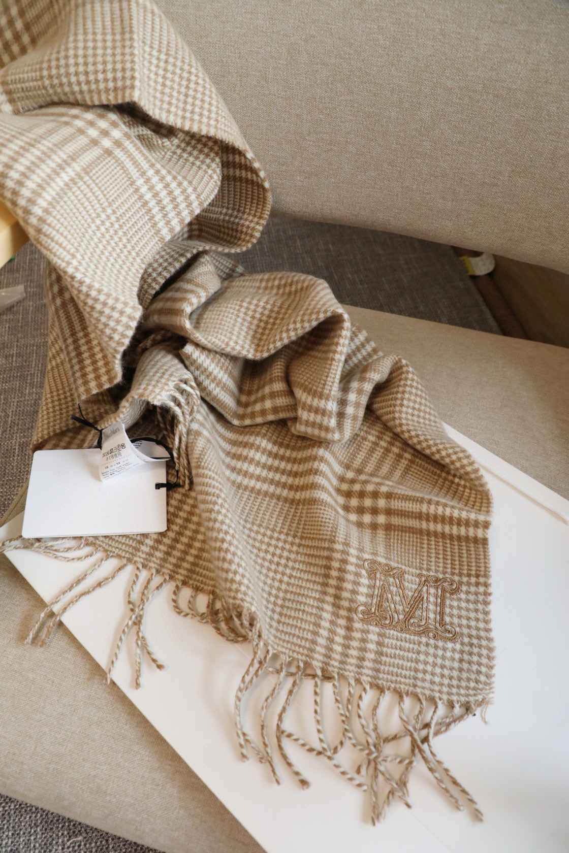 Maxmar’s Classic Wool Scarf: Luxury Cashmere Coats with M-Form Embroidery - 图片 9