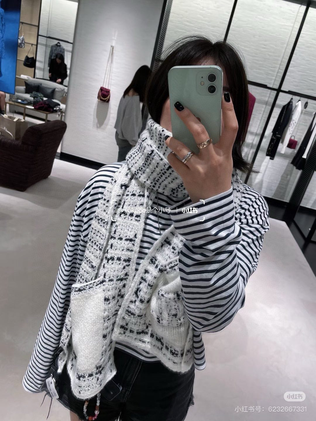 NO:602718,Chanel knitted scarf with pockets stomping my feet in love!  High-end with a bit of funky fun!  !  It is undoubtedly the most popular autumn and winter series~ The number one item that gives us confidence in winter is none other than the heavyweight and rare high-end scarf!  !  If you only have the budget for one high-end, non-colliding scarf this year and only want one, then this one must be highly recommended!  !  It is truly a model of effortless fashion and a model of big-name fashion!  !  Wearing a high-end cashmere scarf like this in winter will really bring you a sense of happiness and satisfaction!  !  !  !  The front is made of cashmere texture, paired with a unique embroidery design. This combination is truly high-end and fashionable, and instantly gives it an interesting soul!  !  The size of 30*180cm is very easy to control!  !  My mother’s price roar is recommended!  high version scarf, high version scarf, chanel19860909香奈儿带口袋针织围巾直跺脚地喜欢！高级又带点时髦的趣味！！当之无愧最主打的秋冬系列~ 冬日给我们自信的款排第一位的,非重磅的稀缺的高级围巾莫属！！如果高级不撞款围巾今年只有一款预算,只想收一条,那这款一定要重点推荐！！真的是毫不费力的时髦典范,是大牌时髦典范！！在冬天围上一件这样的高端羊绒围巾,真的很有幸福感满足感！！！！正面采用羊绒质地,搭配别出心裁刺绣设计,这样的结合真心是纯粹的高级和时髦感,瞬间有了有趣的灵魂！！30*180cm的尺寸,非常好驾驭！！亲妈价格咆哮推荐！高版本围巾,高版本围巾,chanel,scarf