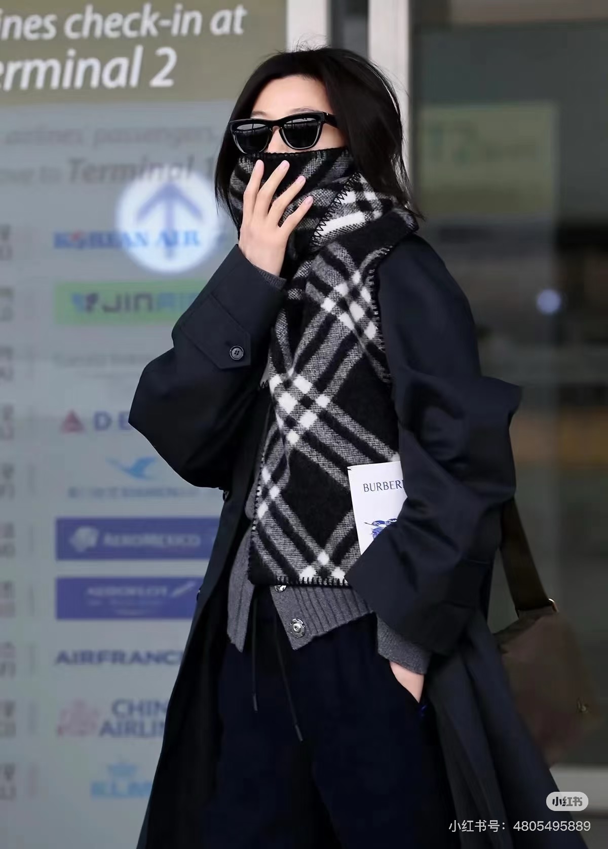 NO:619745,(Same style as Jun Ji-hyun, 100% correct version) Burberry’s rare and rare top-notch item, it is absolutely exclusive. The craftsmanship and materials are completely indistinguishable from the genuine product. It is rugged and durable, thick and warm.  Full of three-dimensionality, 100% matching, it is an absolutely indispensable item in winter, but you must not use the cheap products on the market to judge yourself. This scarf can guarantee the love of a lifetime, and is sought after by celebrities. It creates a fashionable and uninhibited shape, and the warmth factor is invincible. Whether you are a big star or an amateur, you will wear it with the same aura. Suitable for men and women, the best couple model is so valuable that you will cry. You must keep it for yourself. 182x30 cm  -Selected wool, hand-threaded and hemmed, high version scarf, high version scarf, burberry19860909（全智贤同款,百分百对版） Burberry可遇不可求的王炸级单品,绝对是独家级别,工艺与材料完全与正品无区别,粗犷耐用,厚实保暖 立体感十足,百分之百对版冬季里绝对不能少的一件单品,但是你千万别拿市场上廉价的货色来磕碜自己这款围巾可以承包一辈子的爱,明星达人一起追捧款.创造时尚不羁的造型,保暖系数无敌不管你是大明星还是素人,围上都是一样的气场全开～男女适用,最佳情侣款超值到哭 自留必须自留哈.182x30厘米 -精选羊毛,手工穿线包边 高版本围巾,高版本围巾,burberry,scarf