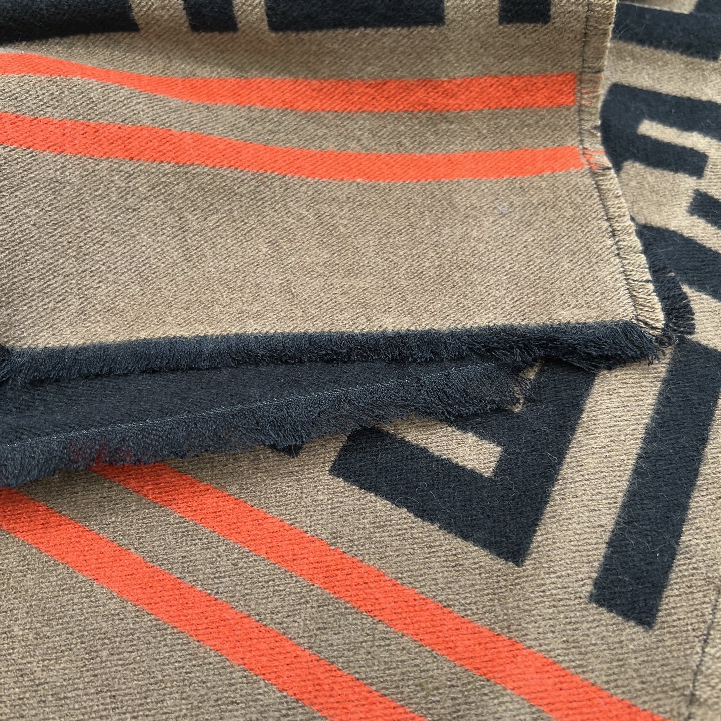 一直。。重磅最新经典FF字母元素羊毛斗篷，大极品‼️正儿八经的好东西，真材实料非常重磅‼️时下刮起了FF