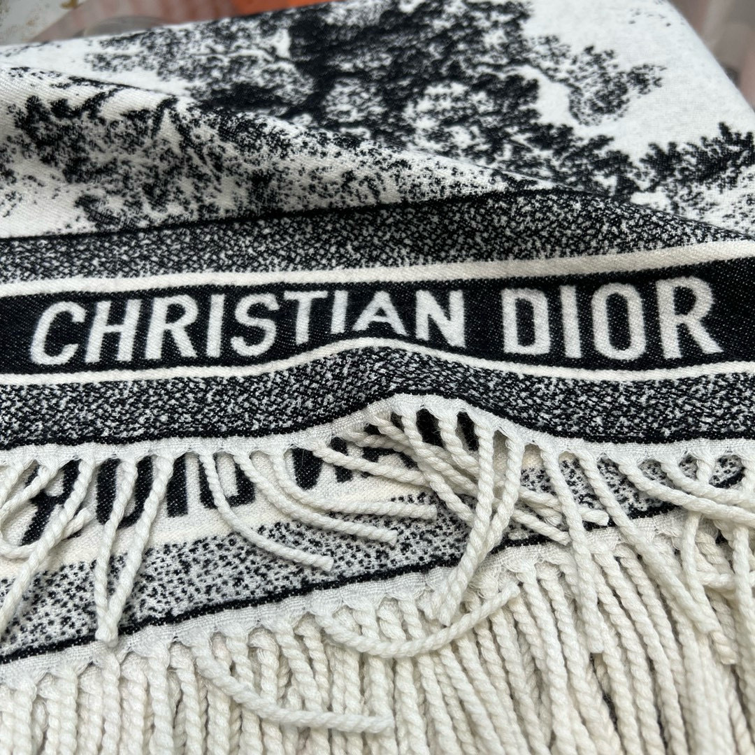 赵丽颖同款披肩 Dior 丛林 对比下市面上的版本,真的看图就知道不对版~国内最好版本第一批出货❗️~开