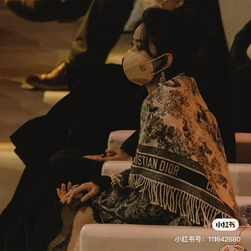 赵丽颖同款披肩 Dior 丛林 对比下市面上的版本,真的看图就知道不对版~国内最好版本第一批出货❗️~开
