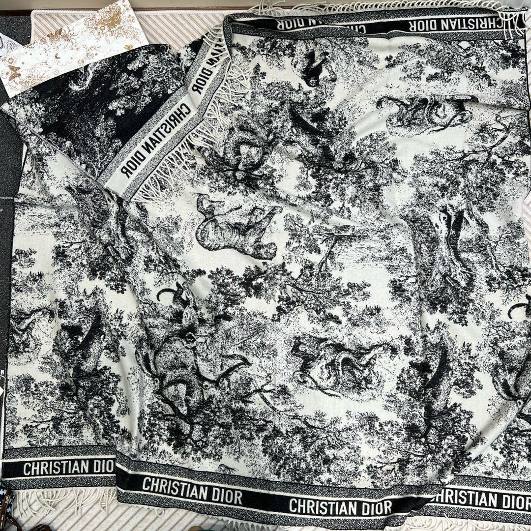 赵丽颖同款披肩 Dior 丛林 对比下市面上的版本,真的看图就知道不对版~国内最好版本第一批出货❗️~开