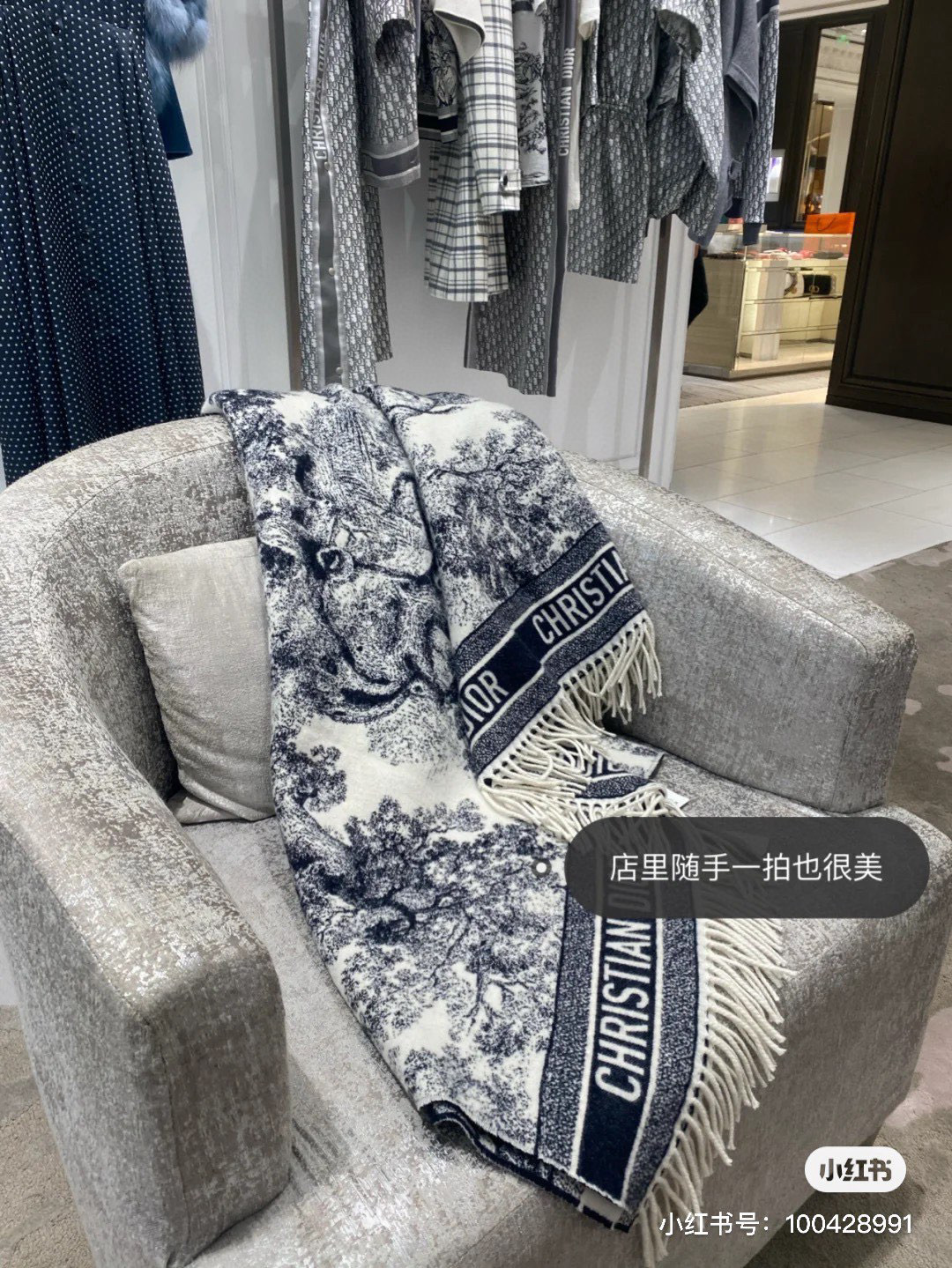 赵丽颖同款披肩 Dior 丛林 对比下市面上的版本,真的看图就知道不对版~国内最好版本第一批出货❗️~开