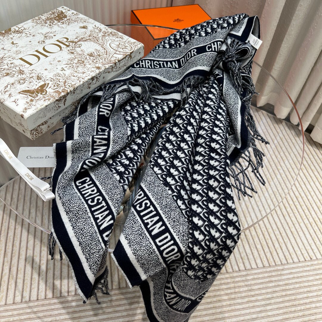 Dior的经典老花的配色用到太多的产品上面了,不管是包包,鞋子和手袋,都是自成一派的风格。这款海军蓝色羊