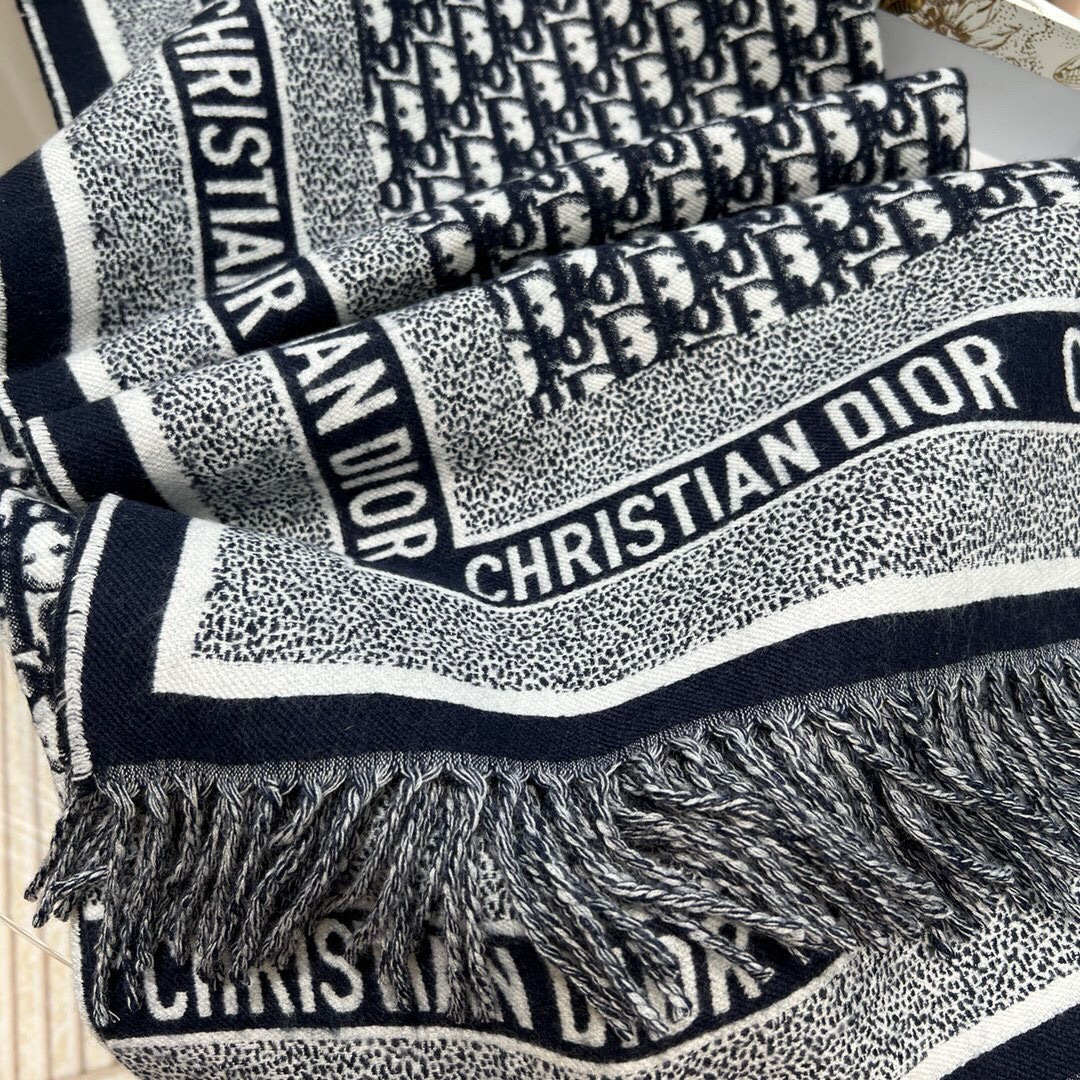 Dior的经典老花的配色用到太多的产品上面了,不管是包包,鞋子和手袋,都是自成一派的风格。这款海军蓝色羊