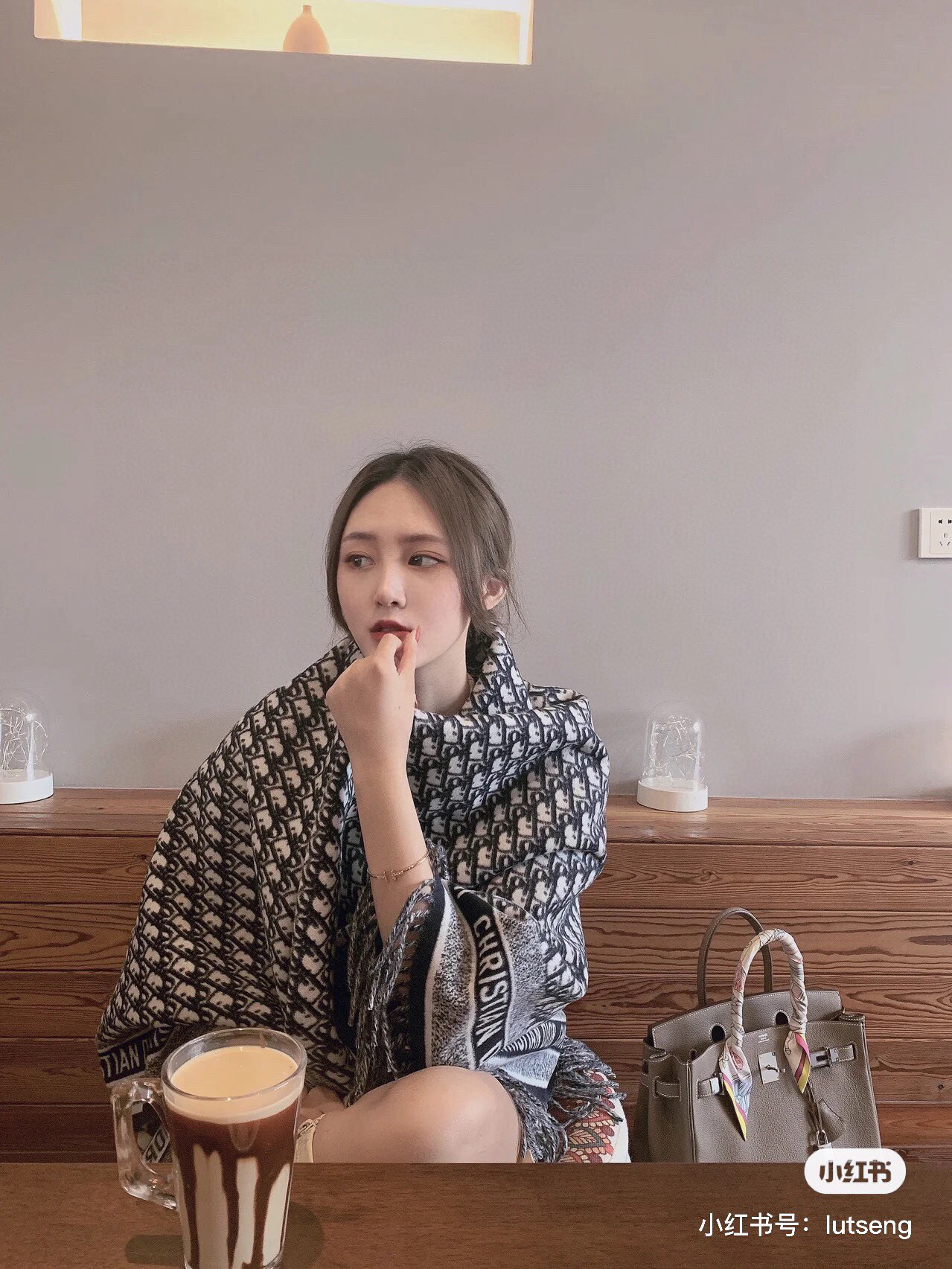 Dior的经典老花的配色用到太多的产品上面了，不管是包包，鞋子和手袋，都是自成一派的风格。这款海军蓝色羊