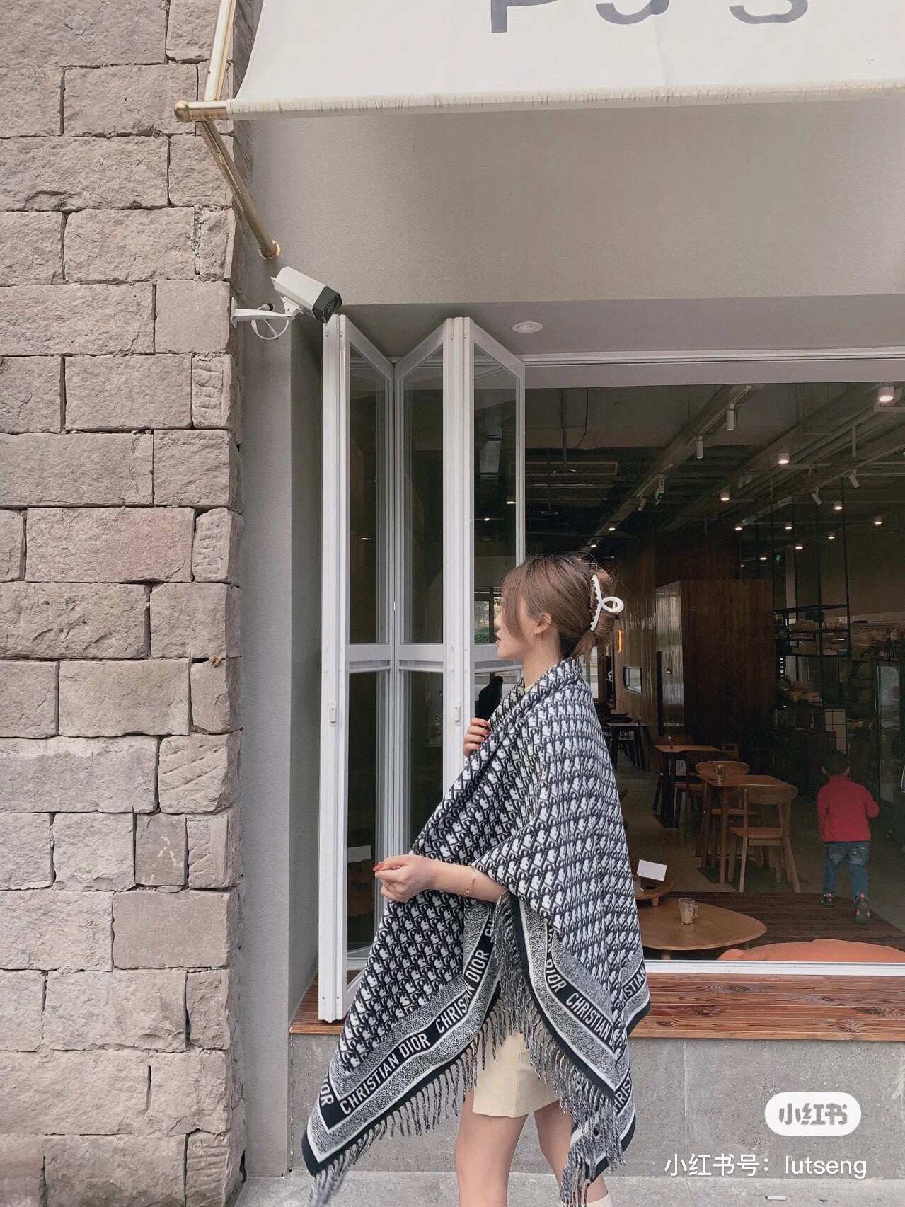 Dior的经典老花的配色用到太多的产品上面了,不管是包包,鞋子和手袋,都是自成一派的风格。这款海军蓝色羊