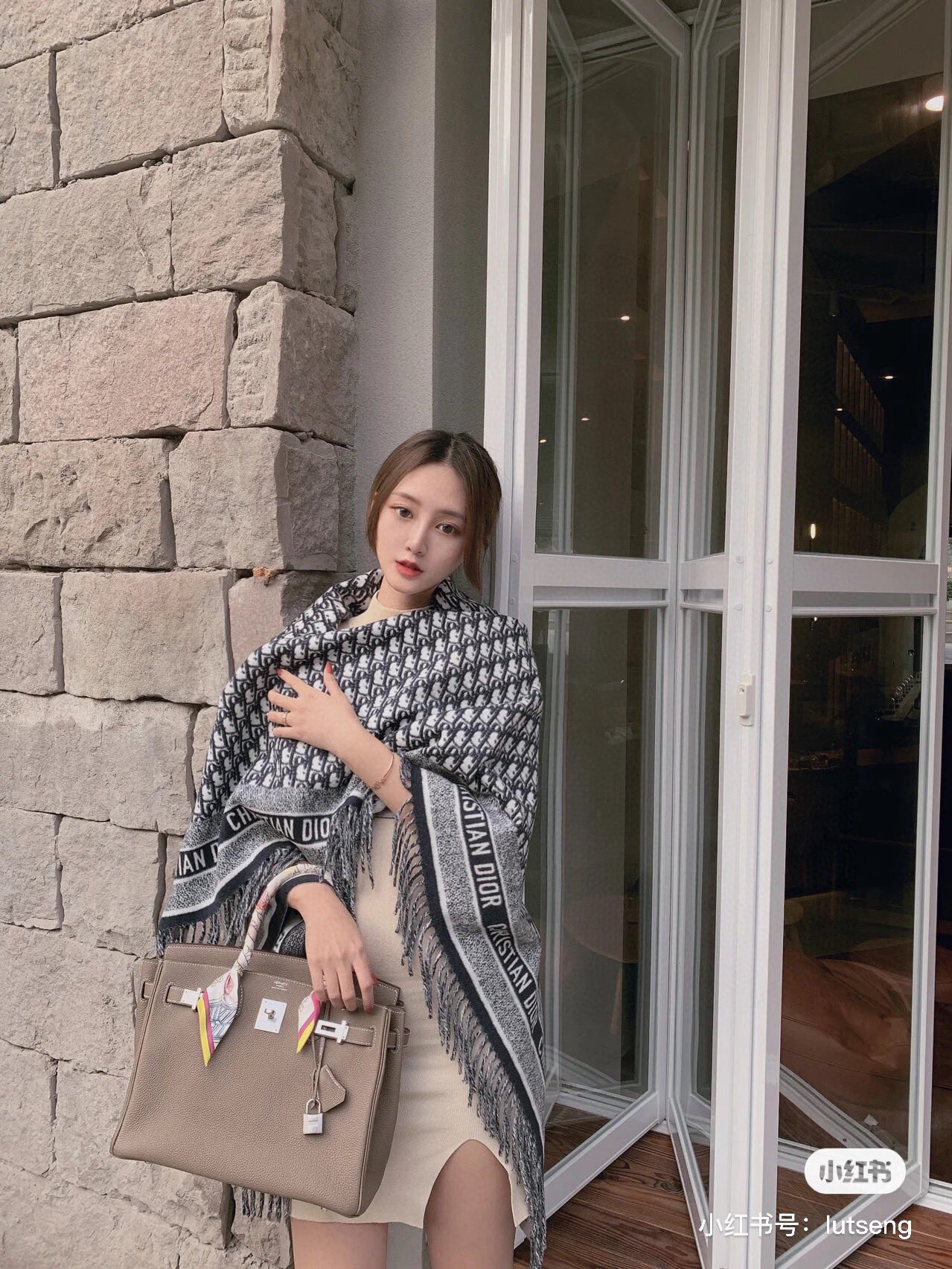 Dior的经典老花的配色用到太多的产品上面了,不管是包包,鞋子和手袋,都是自成一派的风格。这款海军蓝色羊