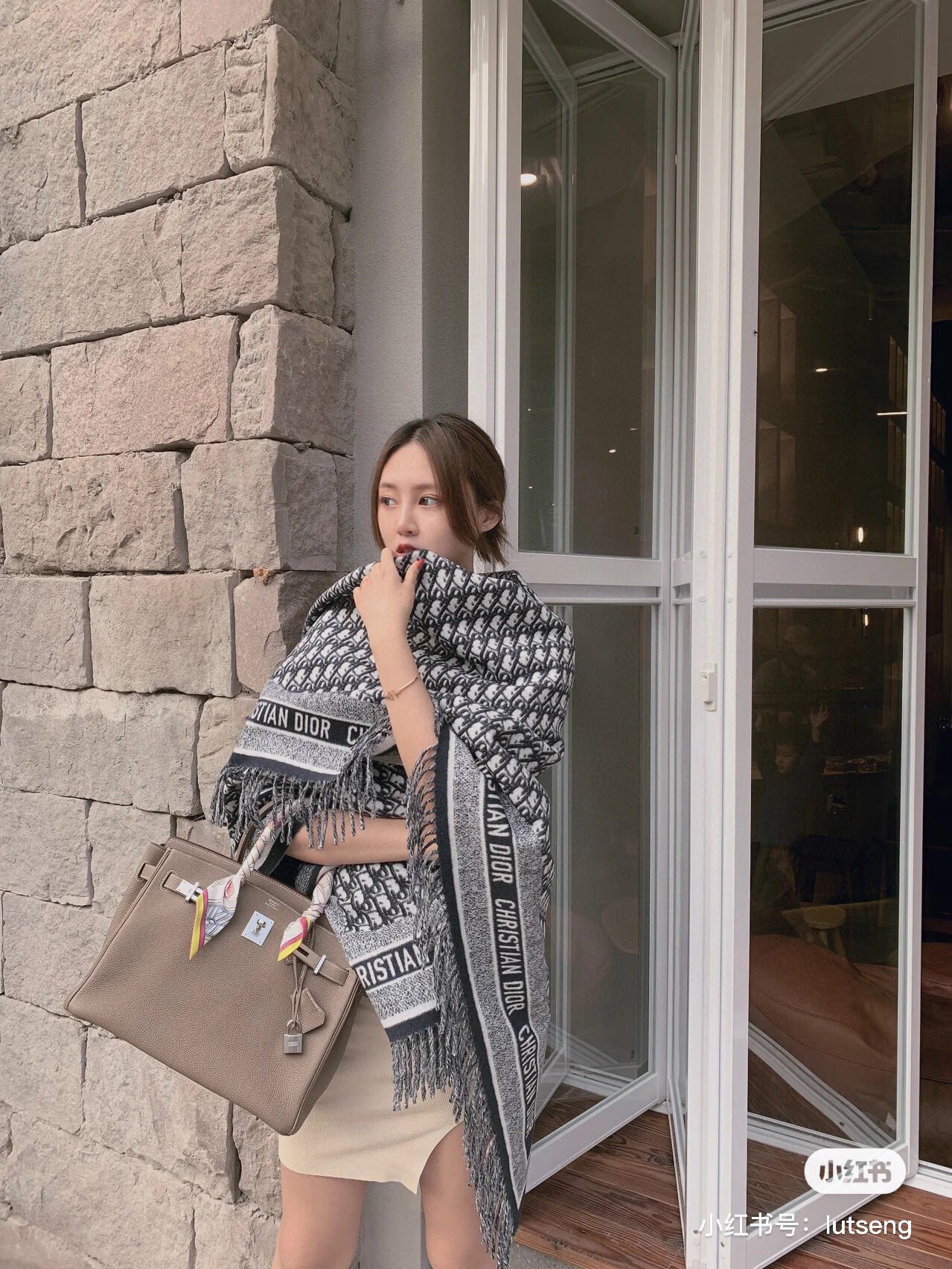 Dior的经典老花的配色用到太多的产品上面了,不管是包包,鞋子和手袋,都是自成一派的风格。这款海军蓝色羊